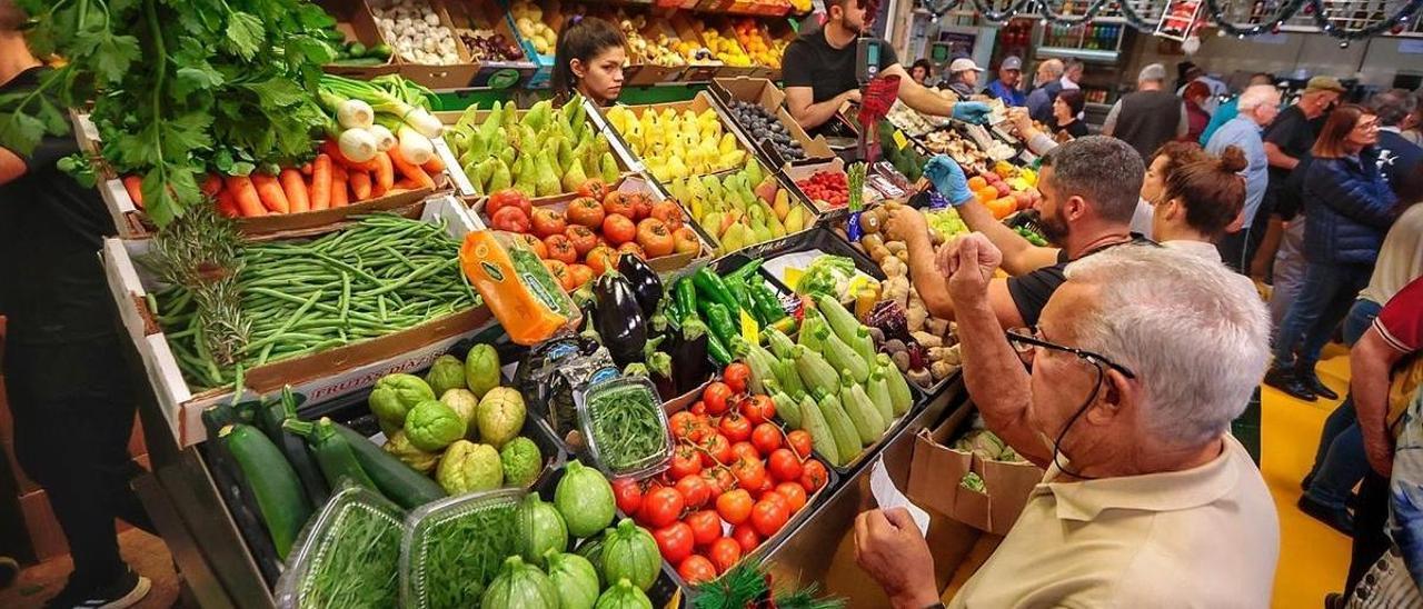 Ciudadanos adquieren alimentos en un puesto del mercado de La Laguna.