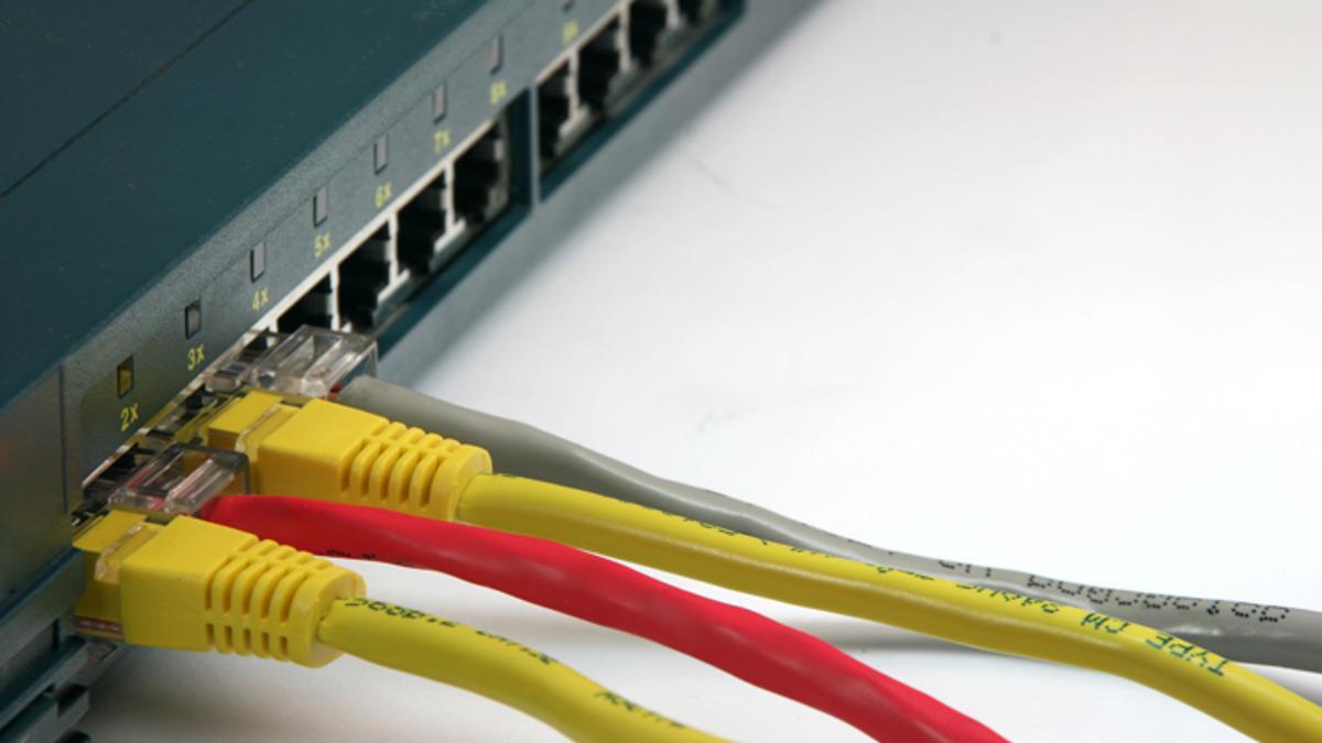 Router con cables ethernet en una red informática.