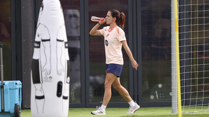 Aitana Bonmatí durante una pausa de un entrenamiento del Barça en la CE Joan Gamper