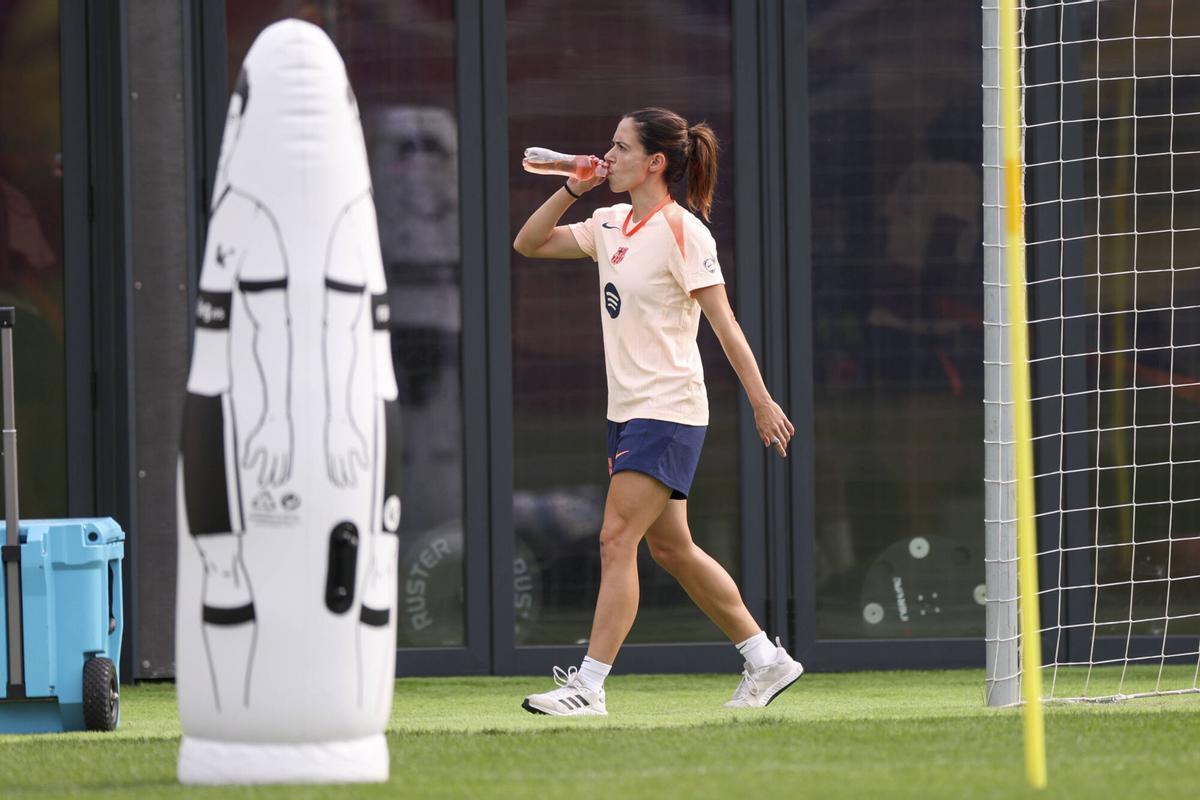 Aitana Bonmatí durante una pausa de un entrenamiento del Barça en la CE Joan Gamper