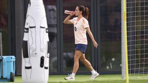Aitana Bonmatí durante una pausa de un entrenamiento del Barça en la CE Joan Gamper