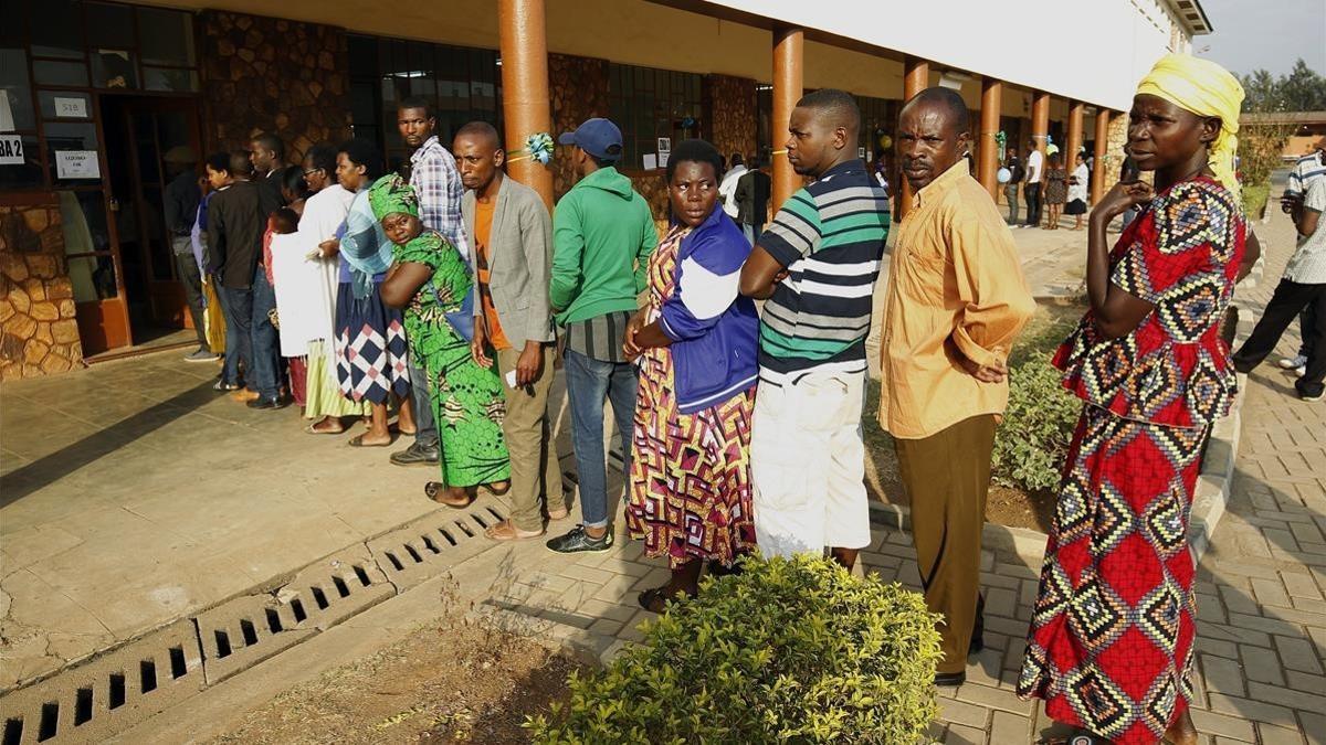 Varias personas hacen cola para votar en las elecciones en un colegio electoral en Kigali, el 4 de agosto.