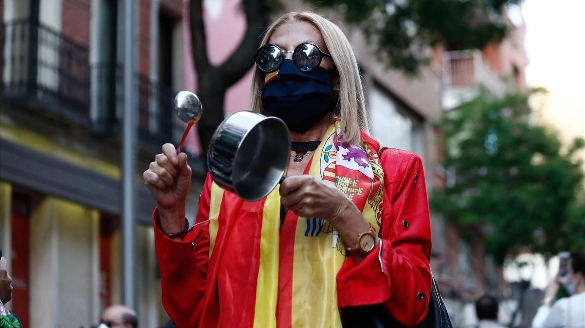 zentauroepp53450000 una mujer protegida con mascarilla golpea una cacerola duran200518133721 zentauroepp53450000 una mujer protegida con mascarilla golpea una cacerola duran200518133721