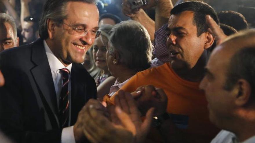 El líder conservador Antonis Samarás celebra la victoria electoral con sus simpatizantes en Atenas, ayer.