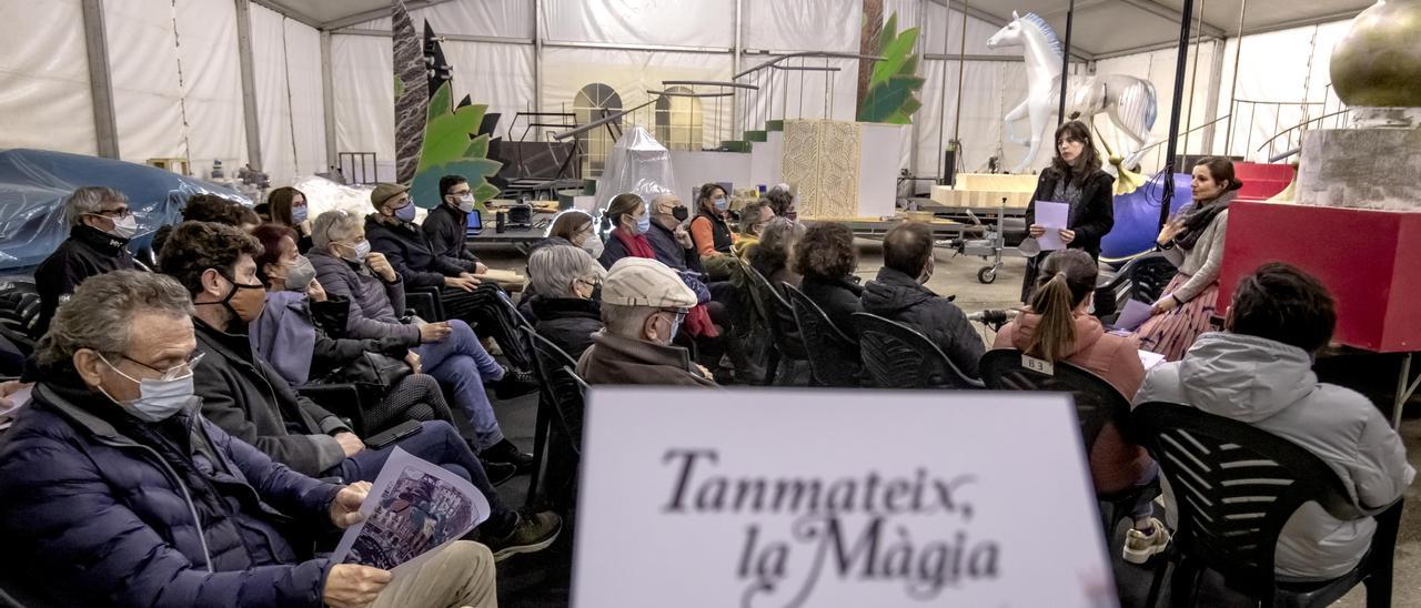 La presentación de &#039;Tanmateix, la Màgia&#039; se realizó en la carpa donde se preparan las carrozas.