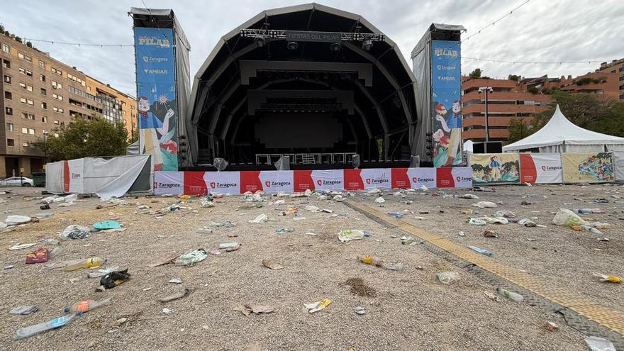 Uno de los escenarios de las Fiestas del Pilar de Zaragoza amanece lleno de basura tras un "macrobotellón": "Están desbordados, no es por la huelga"
