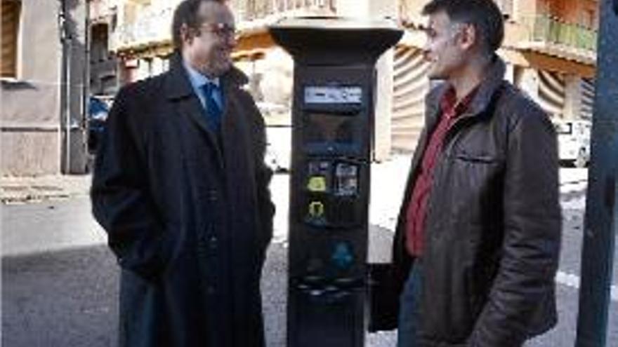 Manel Toro i Lluís Martínez, en un dels carrers afectats per la mesura.