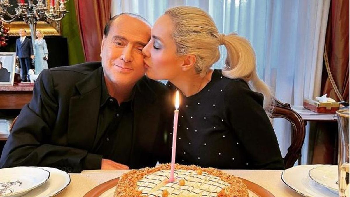 Berlusconi con su última novia, Marta Fascina.