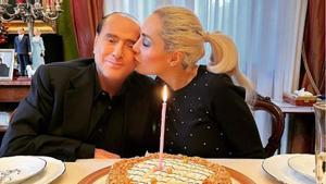 Berlusconi con su última novia, Marta Fascina.
