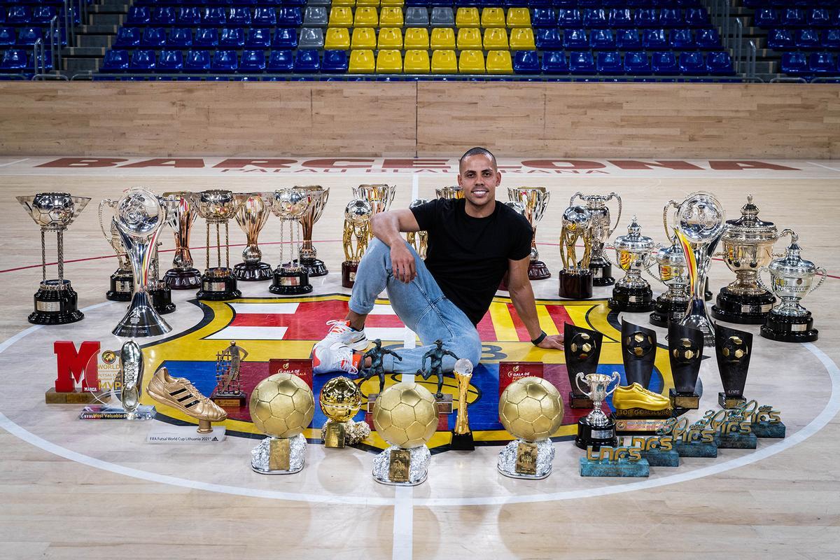 Ferrao, André Coelho y Jesús Velasco se despiden del Barça fotografiándose con todos sus trofeos.