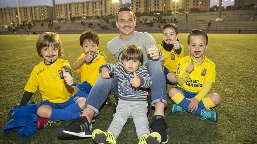 Niños con bigote en homenaje a Roque Mesa