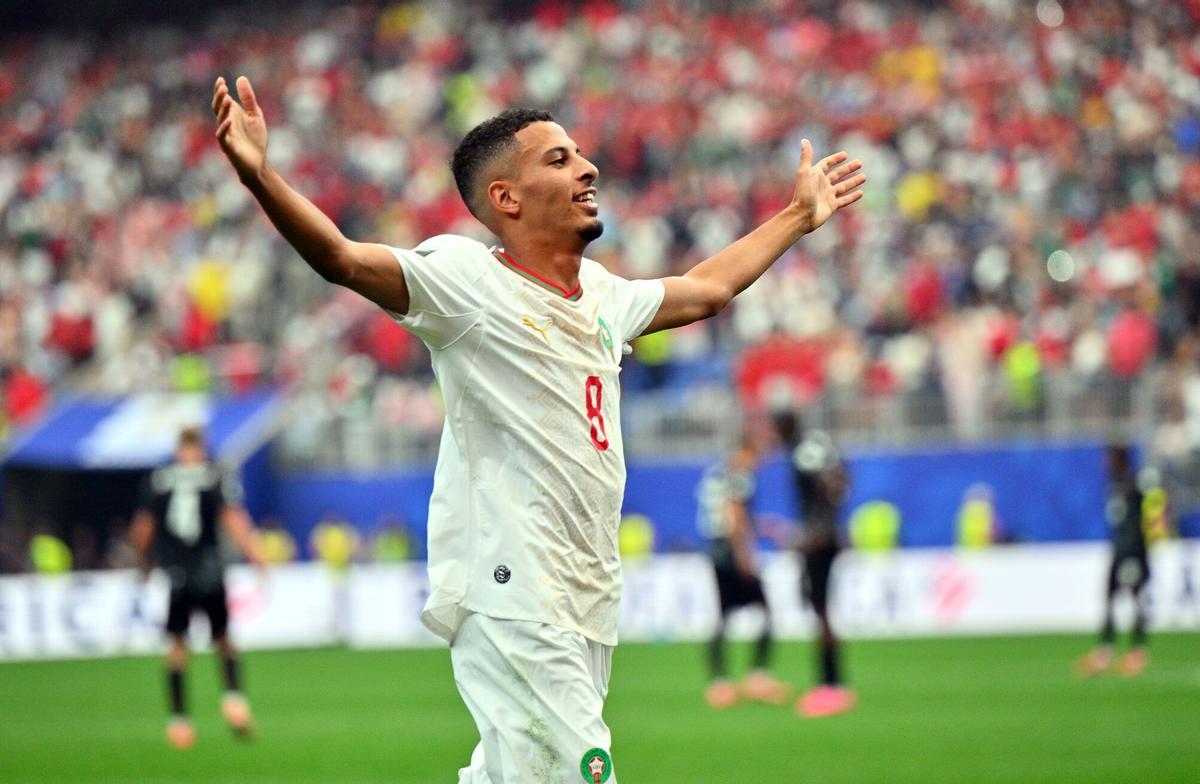 Azzedine Ounahi celebra uno de sus dos goles ante Canadá en los octavos de final del Mundial.