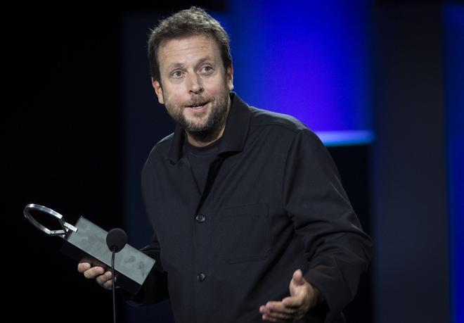 SAN SEBASTIÁN, 27/09/2025.- Joachim Lafosse ha recibido la Concha de Plata a la Mejor Dirección por por Six jours ce printemps-là, este sábado en la gala de clausura del 73 Festival Internacional de Cine de San Sebastián. EFE/ Javier Etxezarreta
