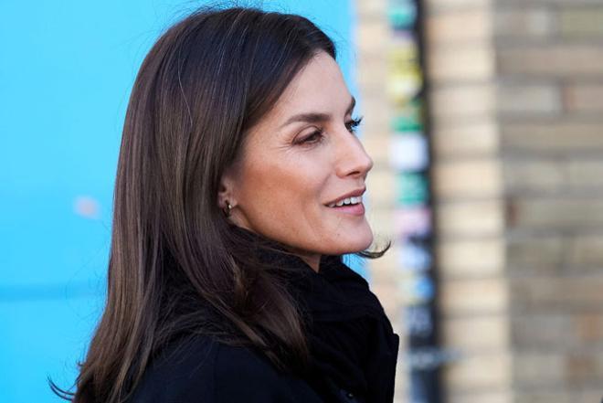 La reina Letizia vuelve a lucir su cabello al natural, con canas