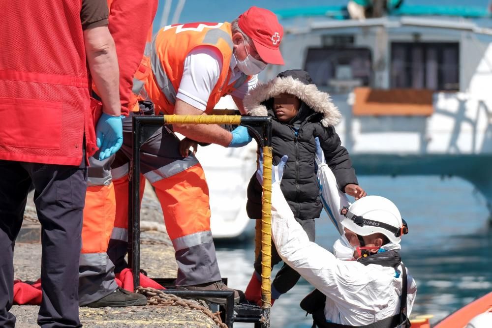 Salvamento Marítimo rescata en Gran Canaria a 31 personas en una patera, entre ellos tres niños