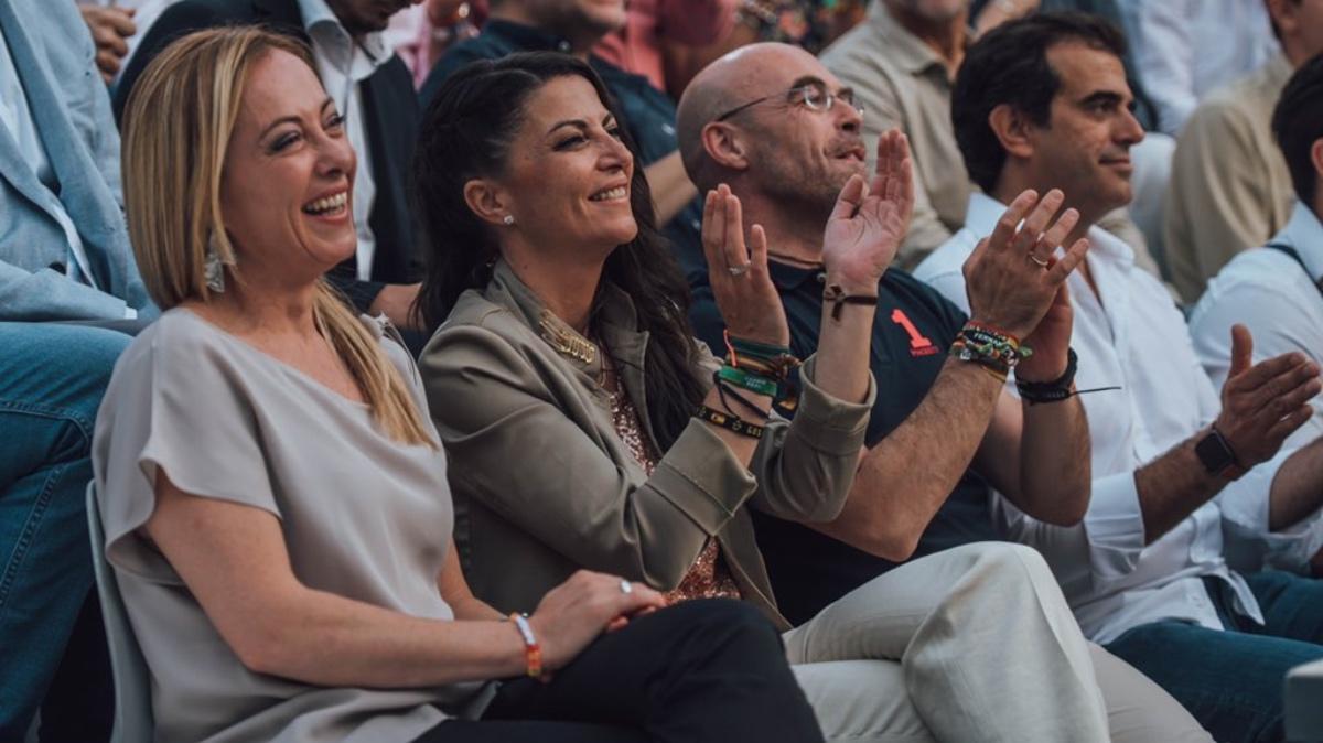 Giorgia Meloni junto a Marcarena Olona en el mitin de Marbella