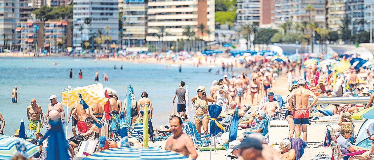 Playa repleta de turistas en Benidorm