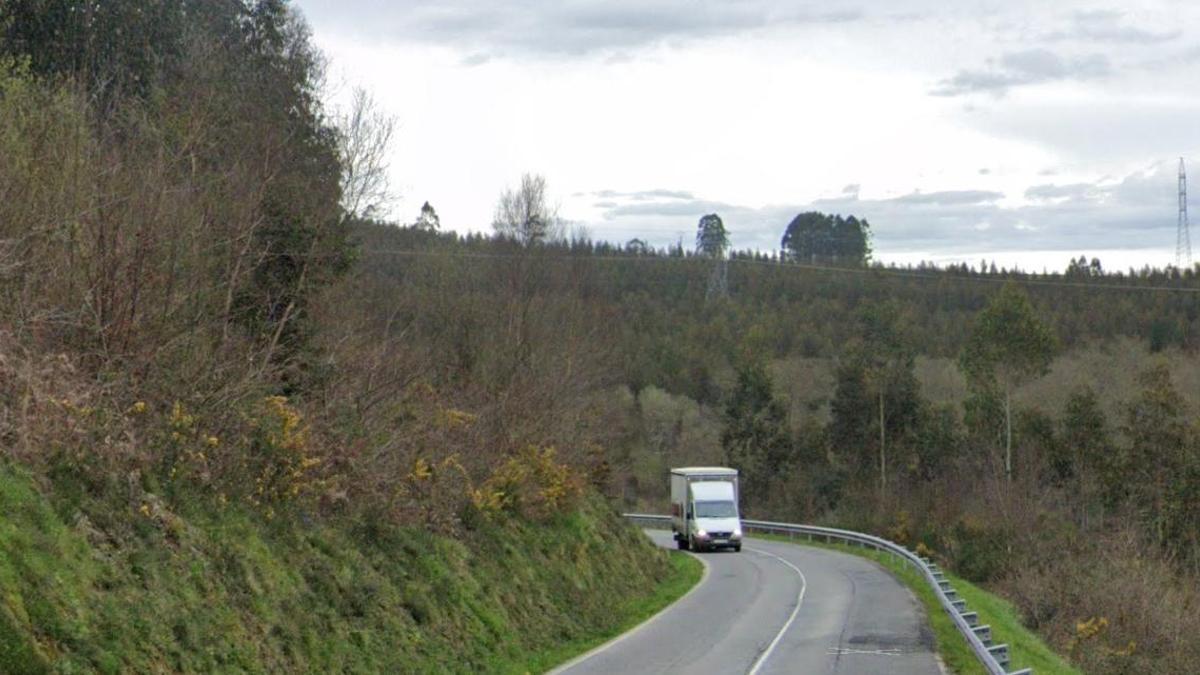 Una carretera entre Visantoña y Travesas