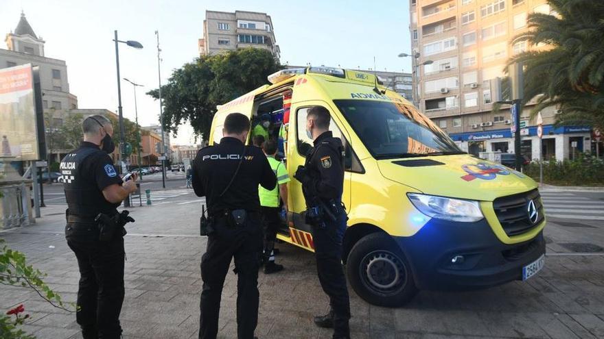 Una ambulancia trasladó al joven al Reina Sofía.