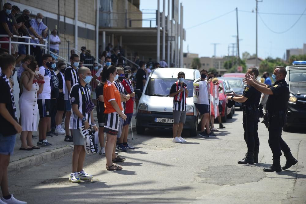 La afición del FC Cartagena despide al equipo