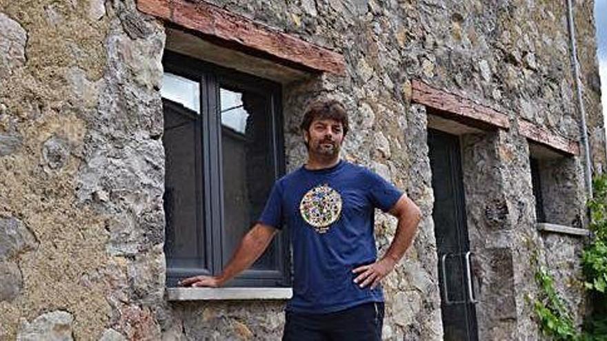 El regidor Jordi Lapuente davant de l&#039;entrada de la masia de Castellnou, ahir a Vallcebre