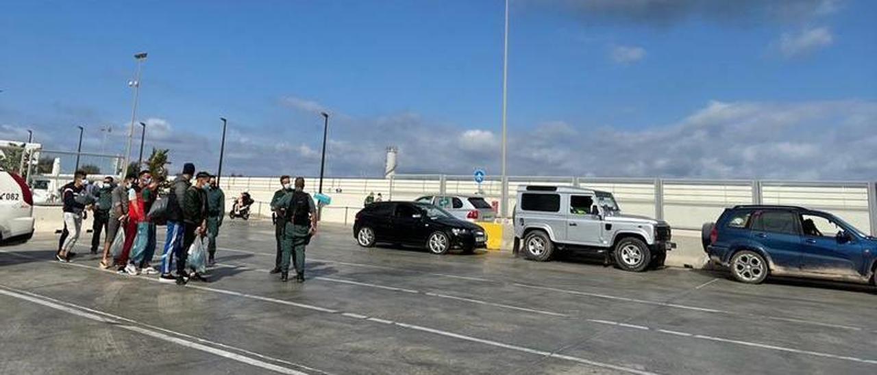 Parte de los migrantes esperan en la Savina para embarcar hacia Ibiza. D.I.