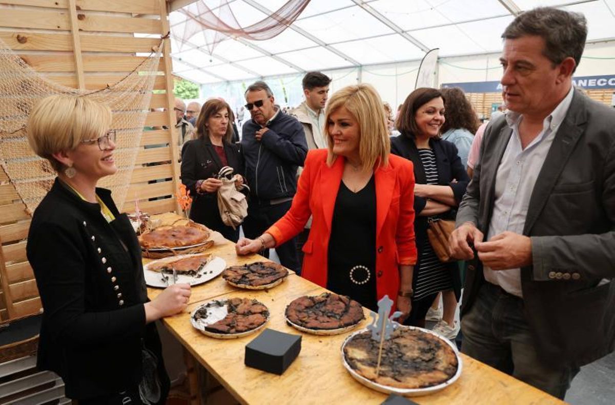 Besteiro, ayer, en la fiesta del Choco en Redondela con la alcaldesa, Digna Rivas. |   // PABLO HERNÁNDEZ GAMARRA