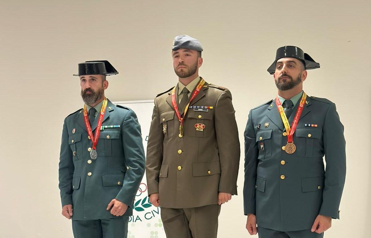 El Cabo Julián García Quiros, en el centro, flanqueado por los guardias Francisco Roldán y José Pérez Baz.