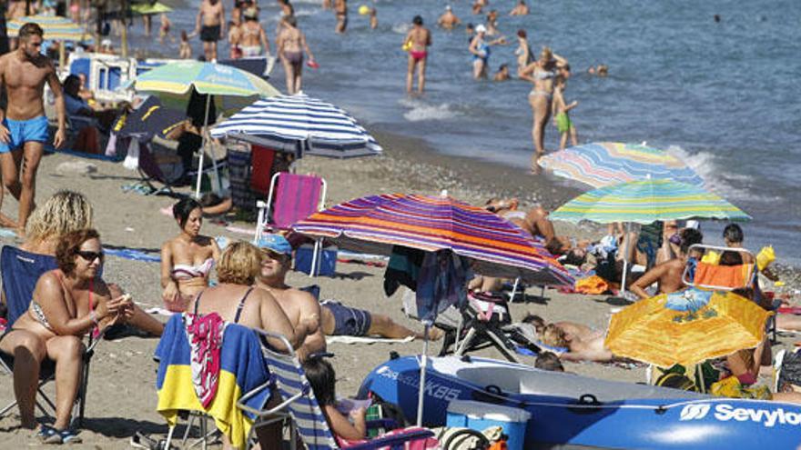 El terral empujó a los malagueños a las playas.