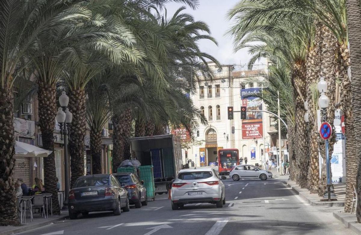 La Plaza de Toros de Alicante, pendiente de remodelación, con Las Cigarreras al fondo, donde se quiere abrir un museo pictórico internacional.