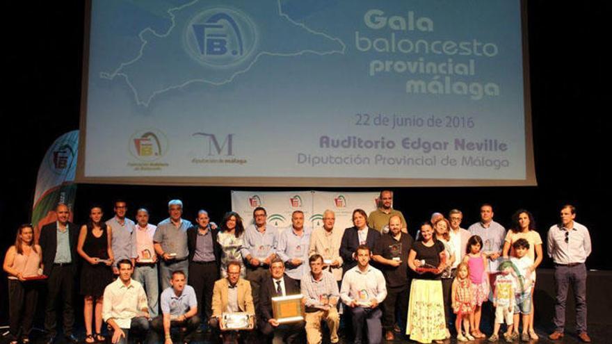 Foto de familia de los premiados en la Gala del Baloncesto 2016.