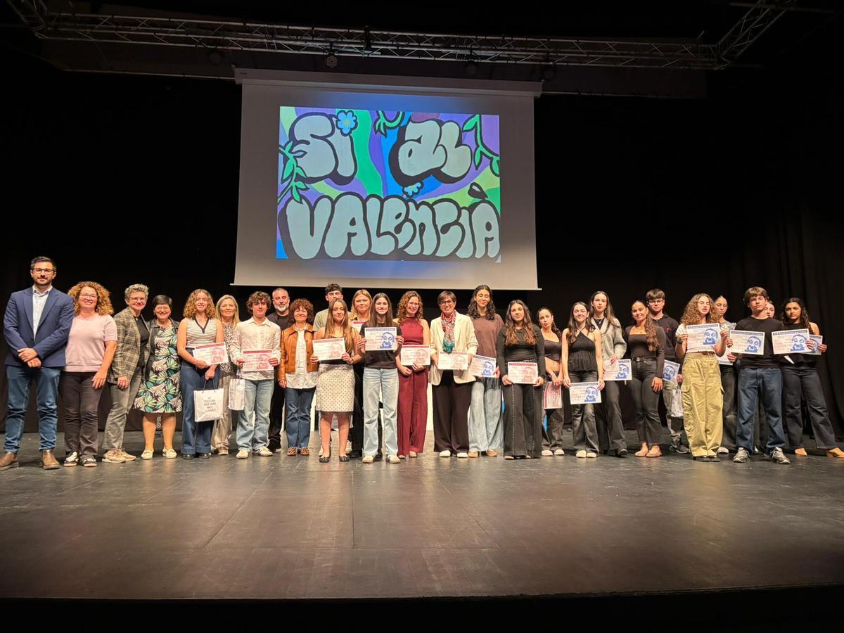 Los alumnos distinguidos con las autoridades.