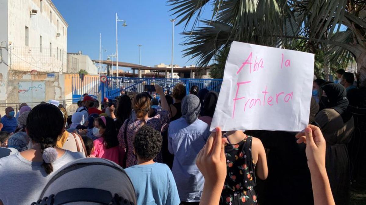 Una concentració demana reobrir la frontera de Melilla amb el Marroc