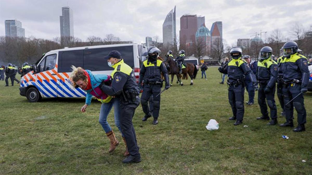 Al menos 200 personas fueron desalojadas de un parque de La Haya por incumplir las medidas.