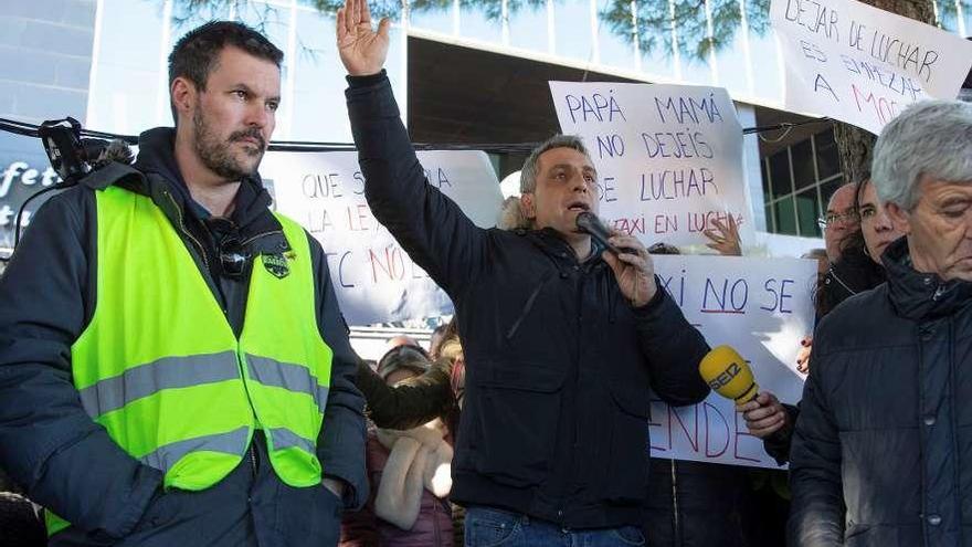 Representantes de la Asociación de Taxis atienden a los medios durante la jornada de ayer.