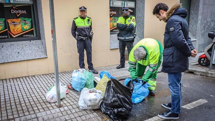 Aspolobba cuestiona la legalidad de que se registren las bolsas de basura