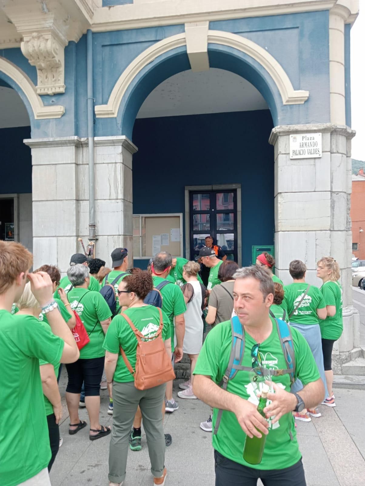 Doscientas personas marchan y escancian en Laviana para combatir la ELA