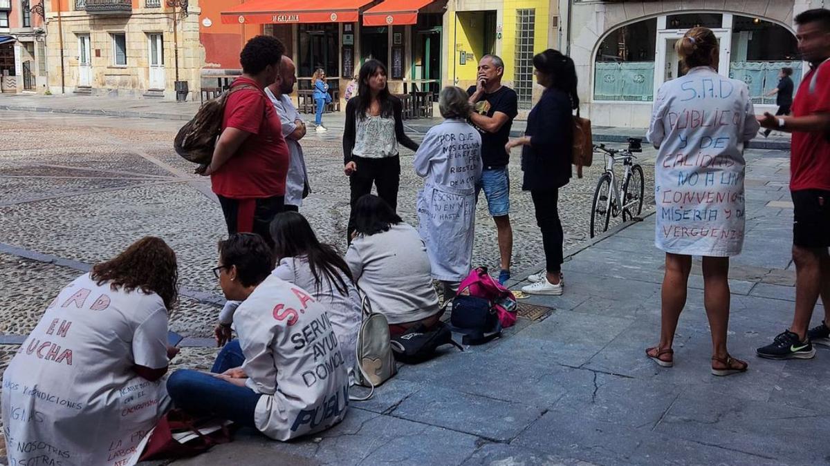 Empleadas de ayuda a domicilio, con la edil Laura Tuero, ayer, tras aprobarse su proposición en el Pleno.