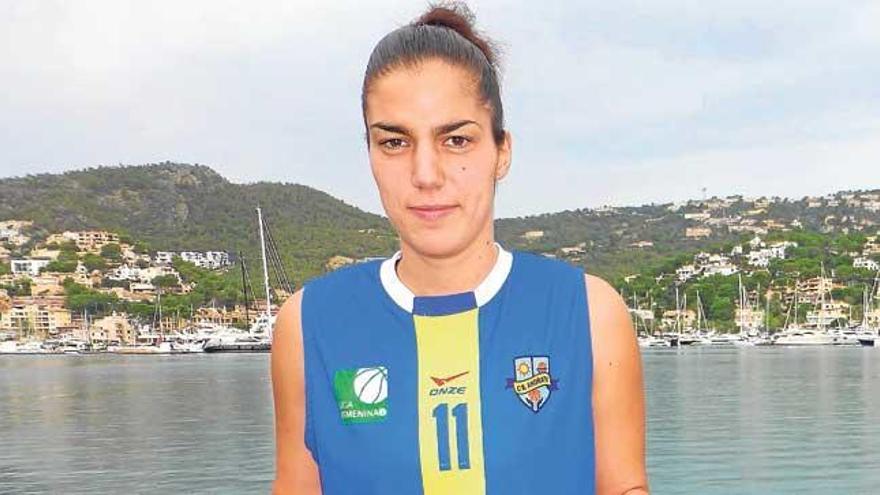 Nina Djokovic posa con la camiseta del Andratx.