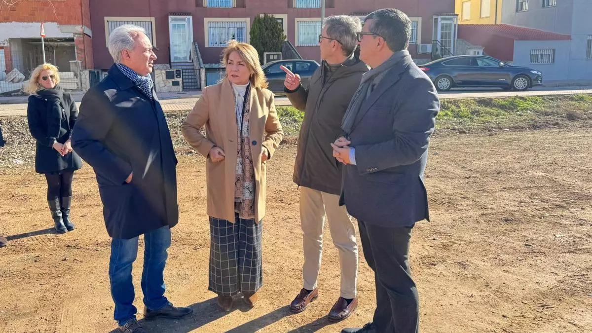 La vicepresidenta primera y consellera de Vivienda, Susana Camarero, y el alcalde de Utiel, Ricardo Gabaldón, en un solar de la localidad.