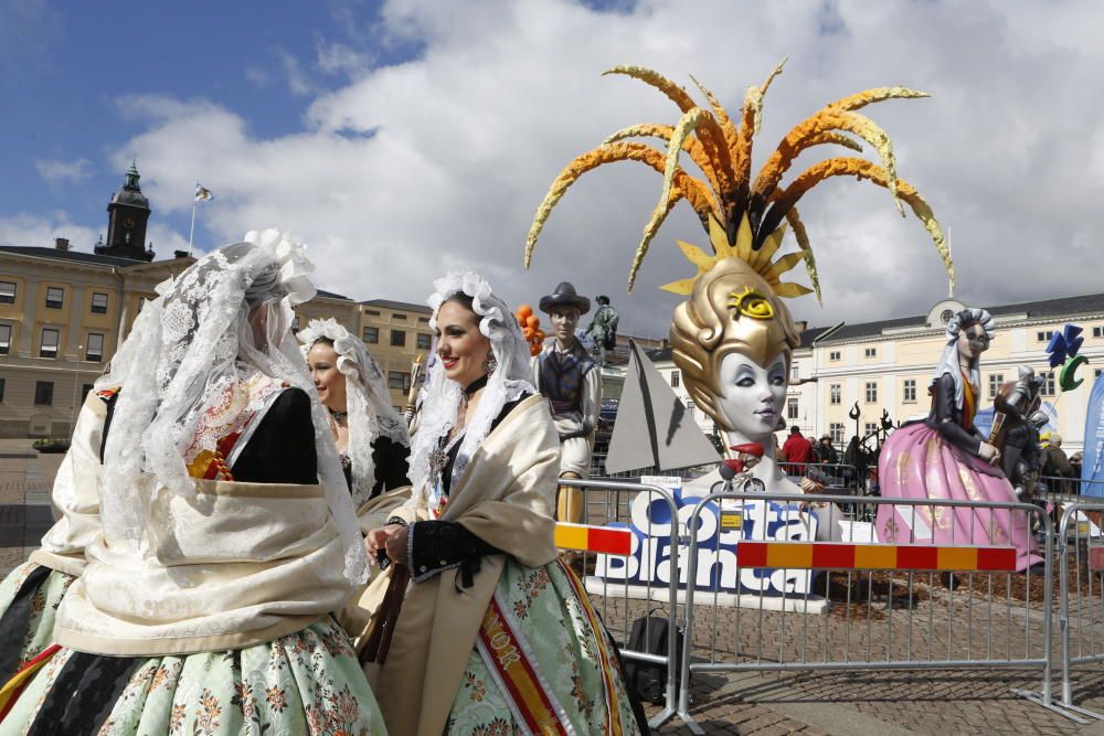 La música alicantina, el arroz, los trajes tradicionales triunfan en el desfile por Göteborg