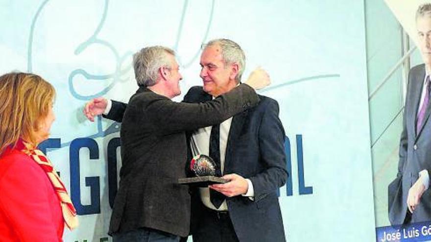 El presidente de la Xunta, Alfonso Rueda, abraza a José Luis Gómez en la entrega del premio.   | // X. ÁLVAREZ