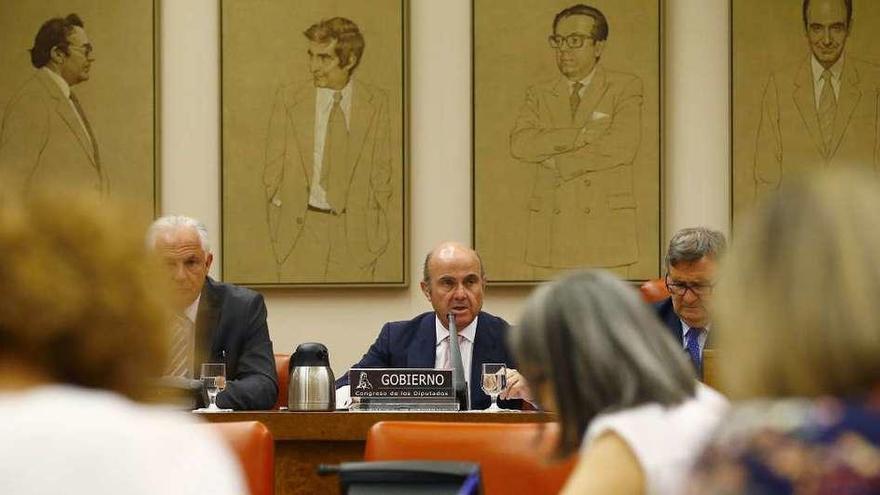 El ministro de Economía, Luis de Guindos, compareció ayer a petición propia. // J. P. Gandul