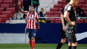 El atacante atlético Correa (i) celebra uno de sus goles ante el Eibar.