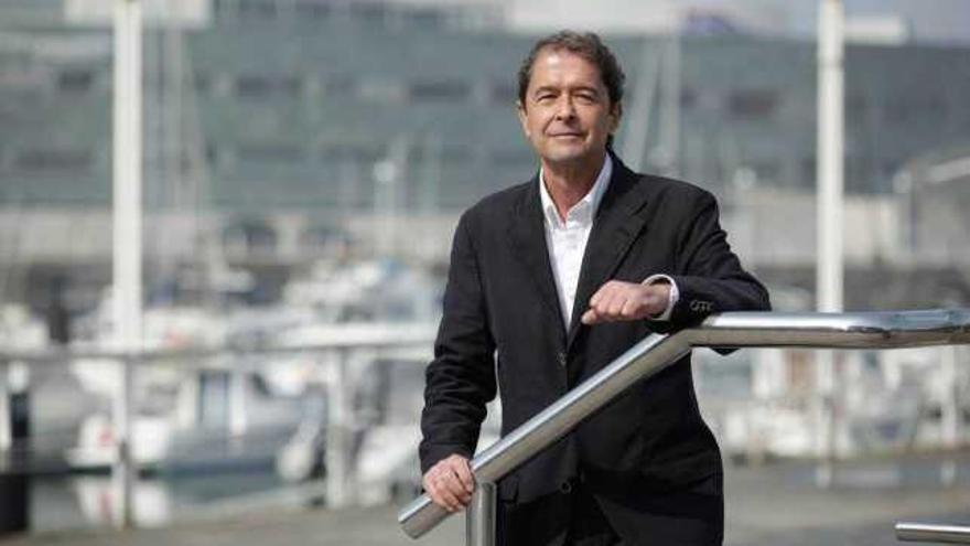 José María Cabezudo Fernández, con el puerto deportivo a sus espaldas.