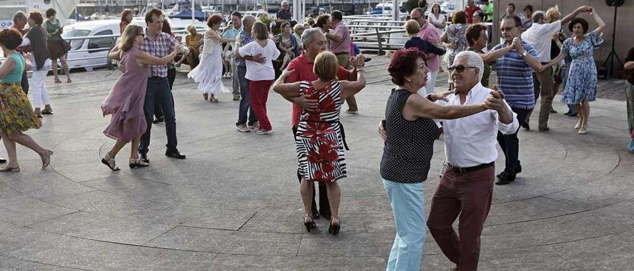 Ambiente de baile, ayer, en el espigón central de Fomento.