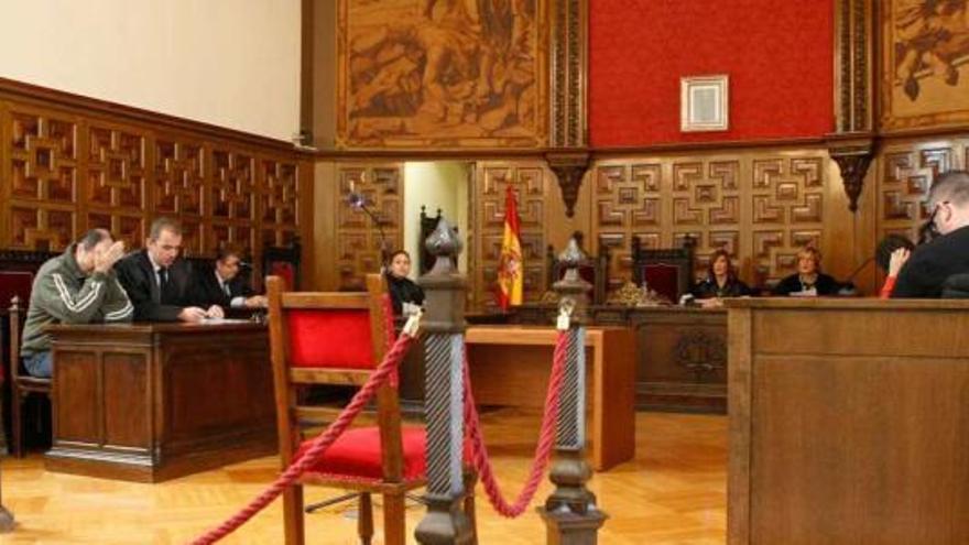 Un momento del juicio, celebrado en la sala de la Audiencia Provincial, con los acusados y sus abogados situados en la izquierda.