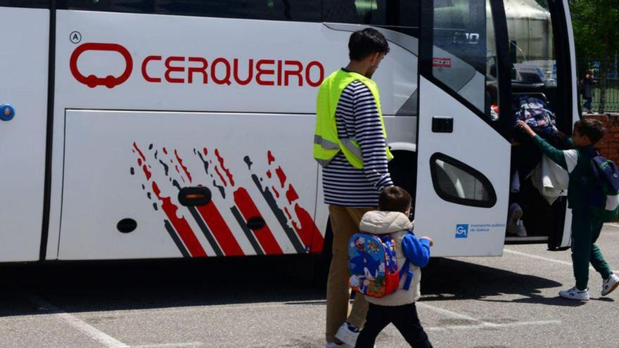 Alumnos de Reibón, ayer, tomando el autobús.  |