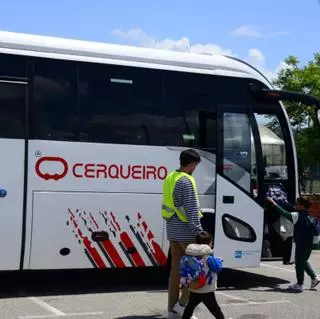 Mobilidade suprime dos líneas de autobús del CEIP Reibón y 24 niños se quedan sin servicio