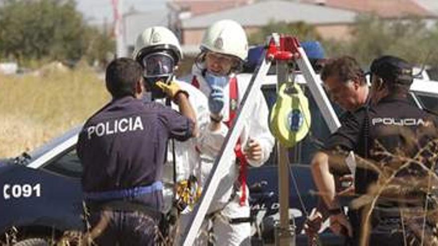 Rastrean el Guadalquivir buscando pistas sobre el paradero de los niños